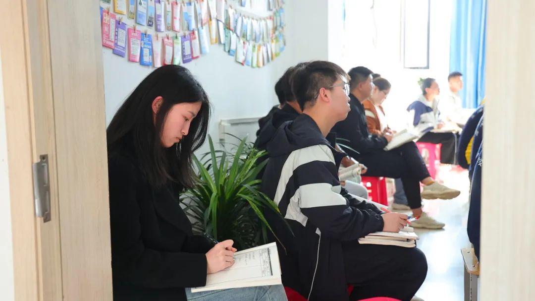 盐山八中 |名师云集,共研高考——河间英华学校邀请我校优秀学科组长共研2024高考 第36张 盐山八中 |名师云集,共研高考——河间英华学校邀请我校优秀学科组长共研2024高考 第36张