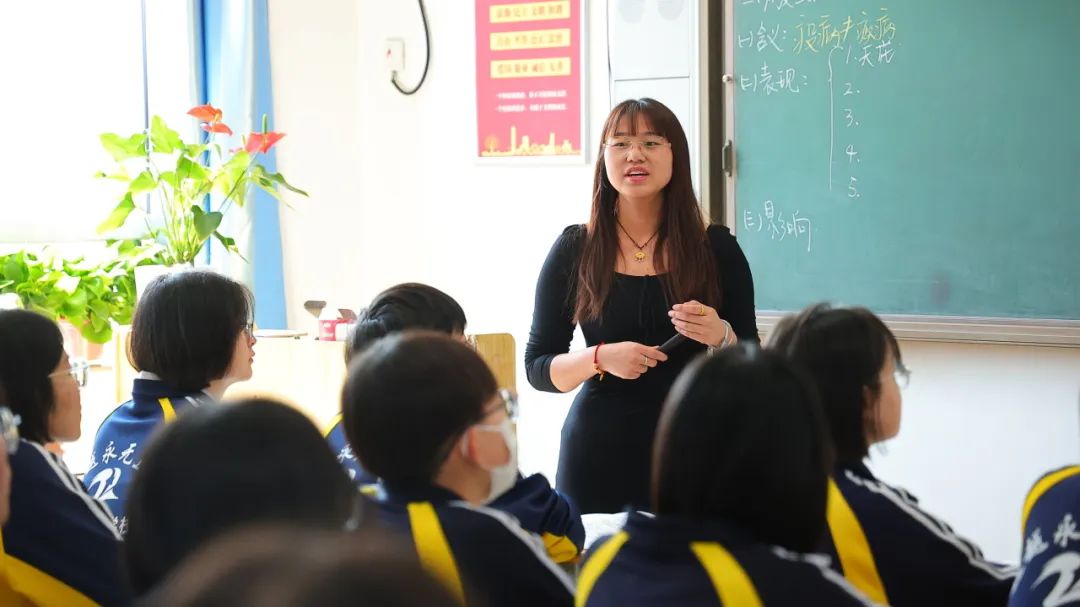 盐山八中 |名师云集,共研高考——河间英华学校邀请我校优秀学科组长共研2024高考 第37张 盐山八中 |名师云集,共研高考——河间英华学校邀请我校优秀学科组长共研2024高考 第37张