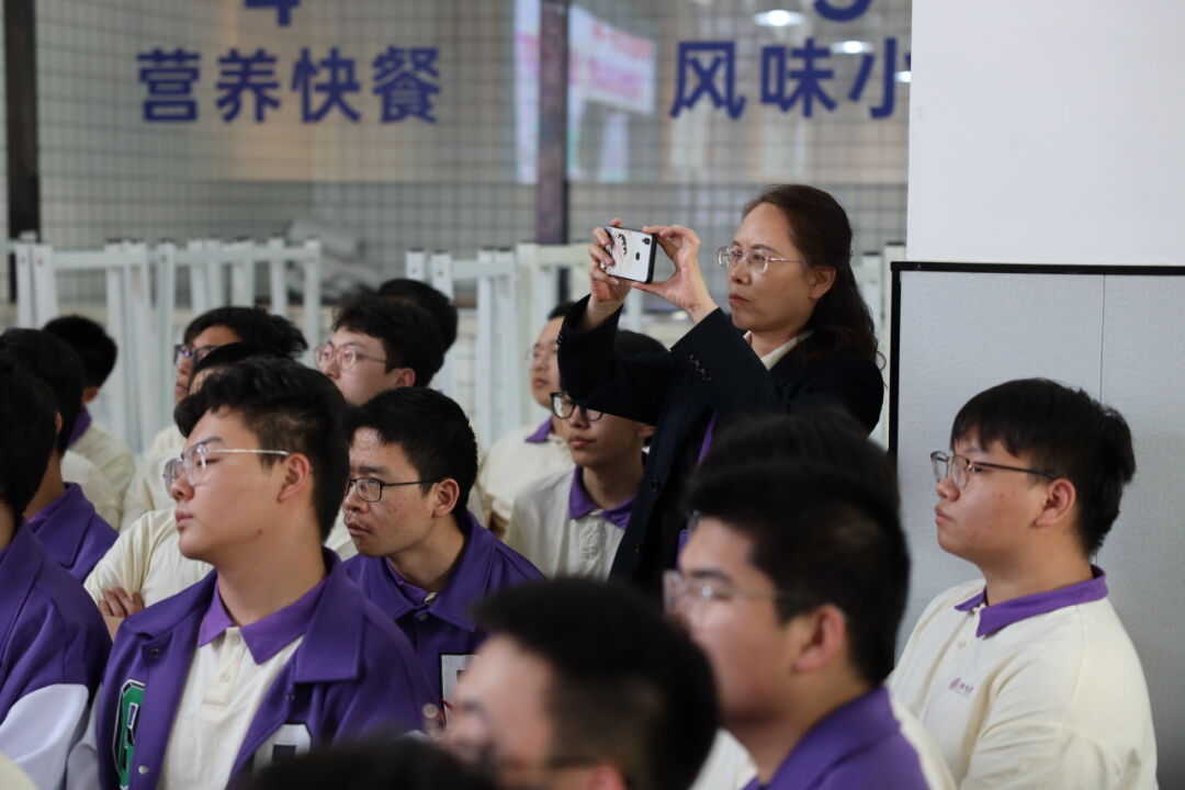 靶向高考!陕西省五届“状元之母” , 原高新一中教学校长助力清北学子,开展高考作文写作技法讲座 第14张