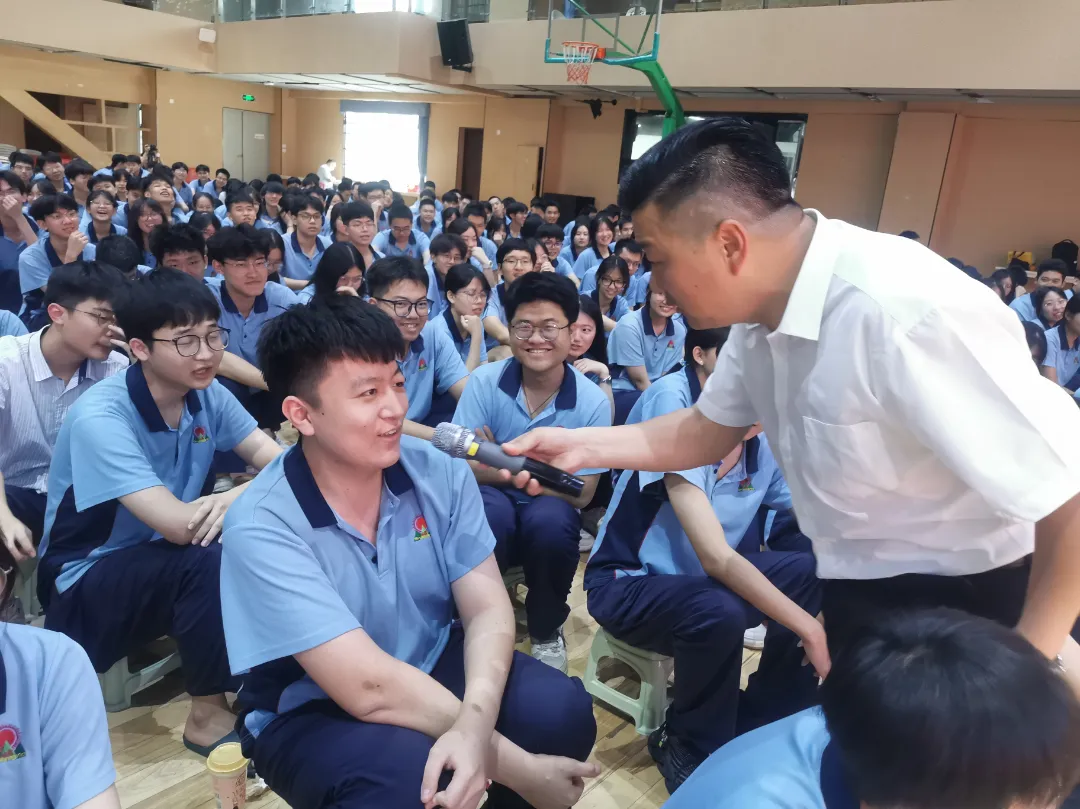 决战高考 成就梦想 | 中国著名青年励志演说家莅临海口山高高级实验中学开展高三励志演讲 第5张 决战高考 成就梦想 | 中国著名青年励志演说家莅临海口山高高级实验中学开展高三励志演讲 第5张