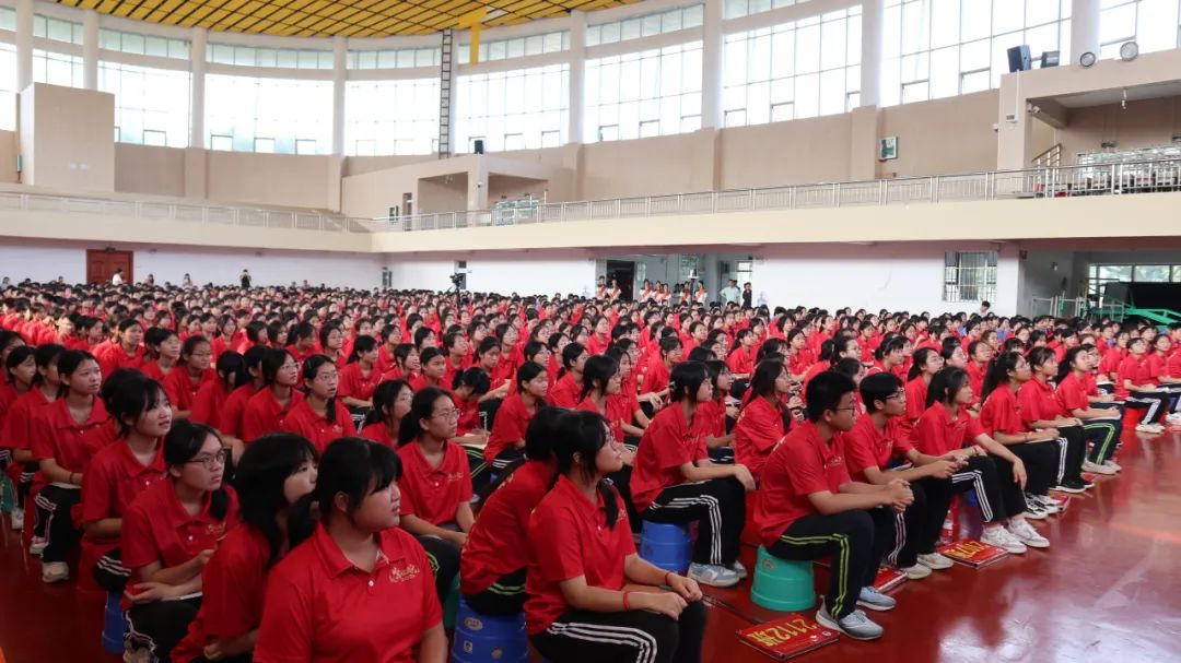 学海浩淼谁领风骚,携手专家共谋中考攻略 ——广西民族师范学院附属第二中学特邀正高级教师、广西特级教师蔡雪静入校开展专题讲座 第5张 学海浩淼谁领风骚,携手专家共谋中考攻略 ——广西民族师范学院附属第二中学特邀正高级教师、广西特级教师蔡雪静入校开展专题讲座 第5张