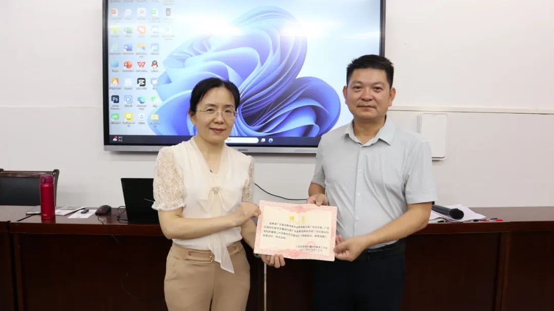学海浩淼谁领风骚,携手专家共谋中考攻略 ——广西民族师范学院附属第二中学特邀正高级教师、广西特级教师蔡雪静入校开展专题讲座 第37张 学海浩淼谁领风骚,携手专家共谋中考攻略 ——广西民族师范学院附属第二中学特邀正高级教师、广西特级教师蔡雪静入校开展专题讲座 第37张