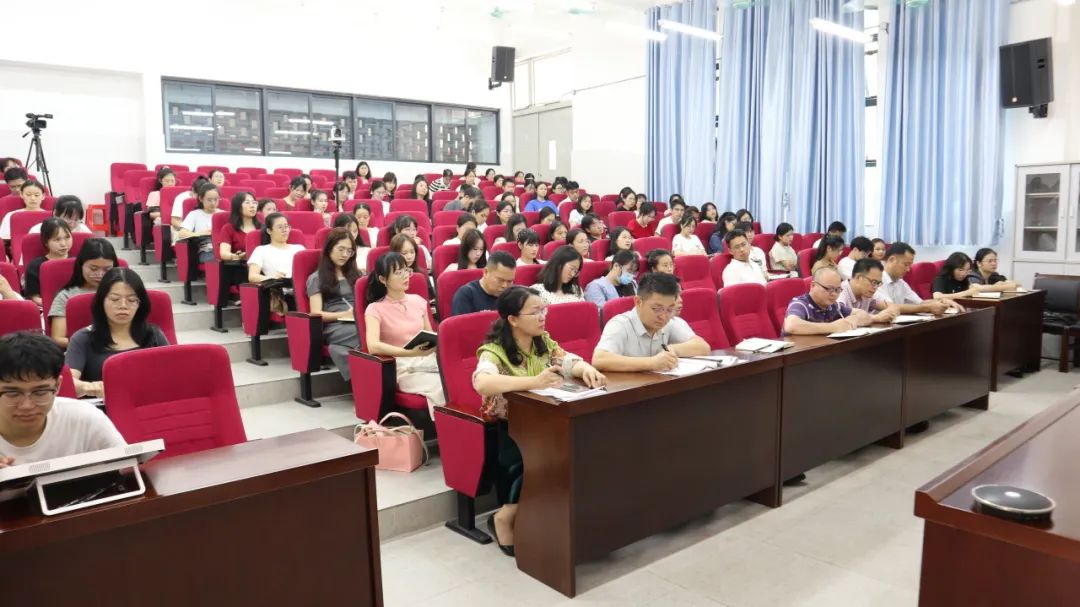 学海浩淼谁领风骚,携手专家共谋中考攻略 ——广西民族师范学院附属第二中学特邀正高级教师、广西特级教师蔡雪静入校开展专题讲座 第31张 学海浩淼谁领风骚,携手专家共谋中考攻略 ——广西民族师范学院附属第二中学特邀正高级教师、广西特级教师蔡雪静入校开展专题讲座 第31张