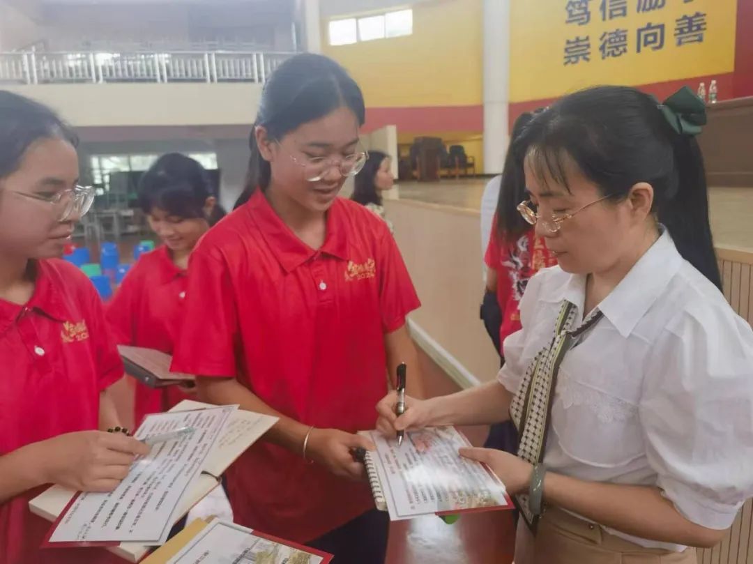 学海浩淼谁领风骚,携手专家共谋中考攻略 ——广西民族师范学院附属第二中学特邀正高级教师、广西特级教师蔡雪静入校开展专题讲座 第23张 学海浩淼谁领风骚,携手专家共谋中考攻略 ——广西民族师范学院附属第二中学特邀正高级教师、广西特级教师蔡雪静入校开展专题讲座 第23张