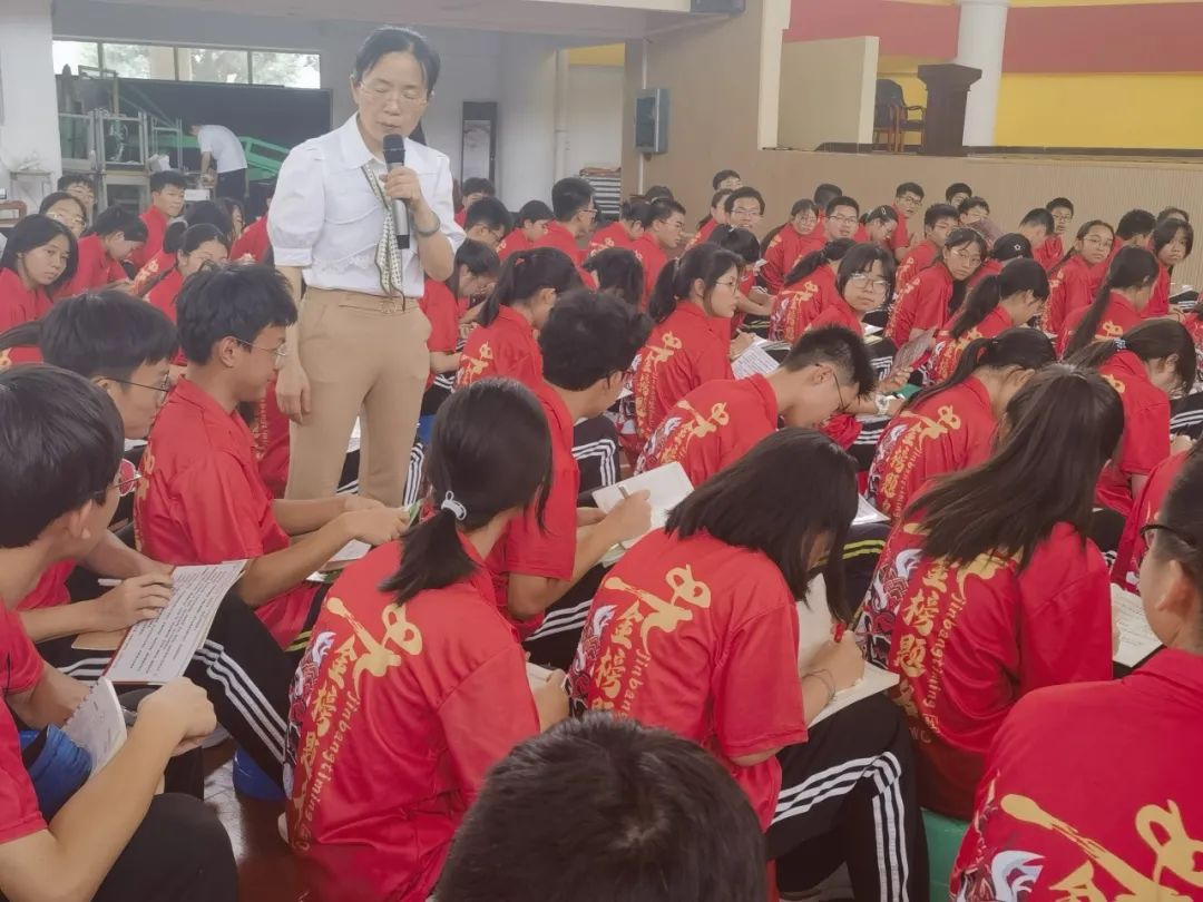 学海浩淼谁领风骚,携手专家共谋中考攻略 ——广西民族师范学院附属第二中学特邀正高级教师、广西特级教师蔡雪静入校开展专题讲座 第21张 学海浩淼谁领风骚,携手专家共谋中考攻略 ——广西民族师范学院附属第二中学特邀正高级教师、广西特级教师蔡雪静入校开展专题讲座 第21张