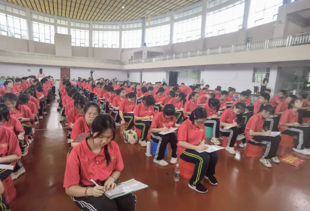 学海浩淼谁领风骚,携手专家共谋中考攻略 ——广西民族师范学院附属第二中学特邀正高级教师、广西特级教师蔡雪静入校开展专题讲座 第26张 学海浩淼谁领风骚,携手专家共谋中考攻略 ——广西民族师范学院附属第二中学特邀正高级教师、广西特级教师蔡雪静入校开展专题讲座 第26张