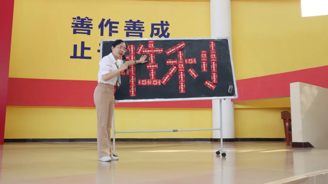 学海浩淼谁领风骚,携手专家共谋中考攻略 ——广西民族师范学院附属第二中学特邀正高级教师、广西特级教师蔡雪静入校开展专题讲座 第6张 学海浩淼谁领风骚,携手专家共谋中考攻略 ——广西民族师范学院附属第二中学特邀正高级教师、广西特级教师蔡雪静入校开展专题讲座 第6张