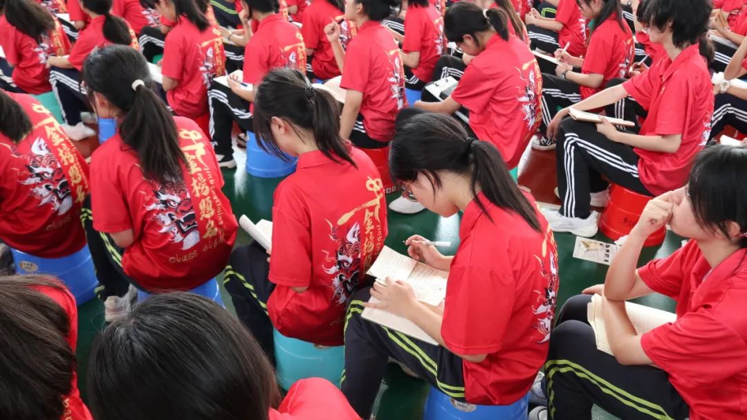 学海浩淼谁领风骚,携手专家共谋中考攻略 ——广西民族师范学院附属第二中学特邀正高级教师、广西特级教师蔡雪静入校开展专题讲座 第15张 学海浩淼谁领风骚,携手专家共谋中考攻略 ——广西民族师范学院附属第二中学特邀正高级教师、广西特级教师蔡雪静入校开展专题讲座 第15张