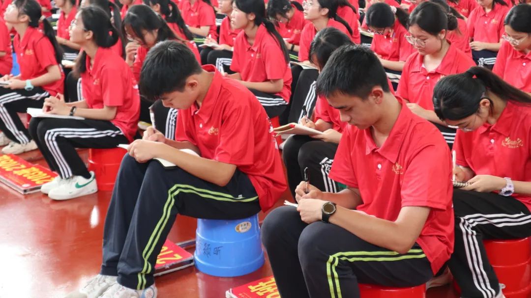 学海浩淼谁领风骚,携手专家共谋中考攻略 ——广西民族师范学院附属第二中学特邀正高级教师、广西特级教师蔡雪静入校开展专题讲座 第14张 学海浩淼谁领风骚,携手专家共谋中考攻略 ——广西民族师范学院附属第二中学特邀正高级教师、广西特级教师蔡雪静入校开展专题讲座 第14张