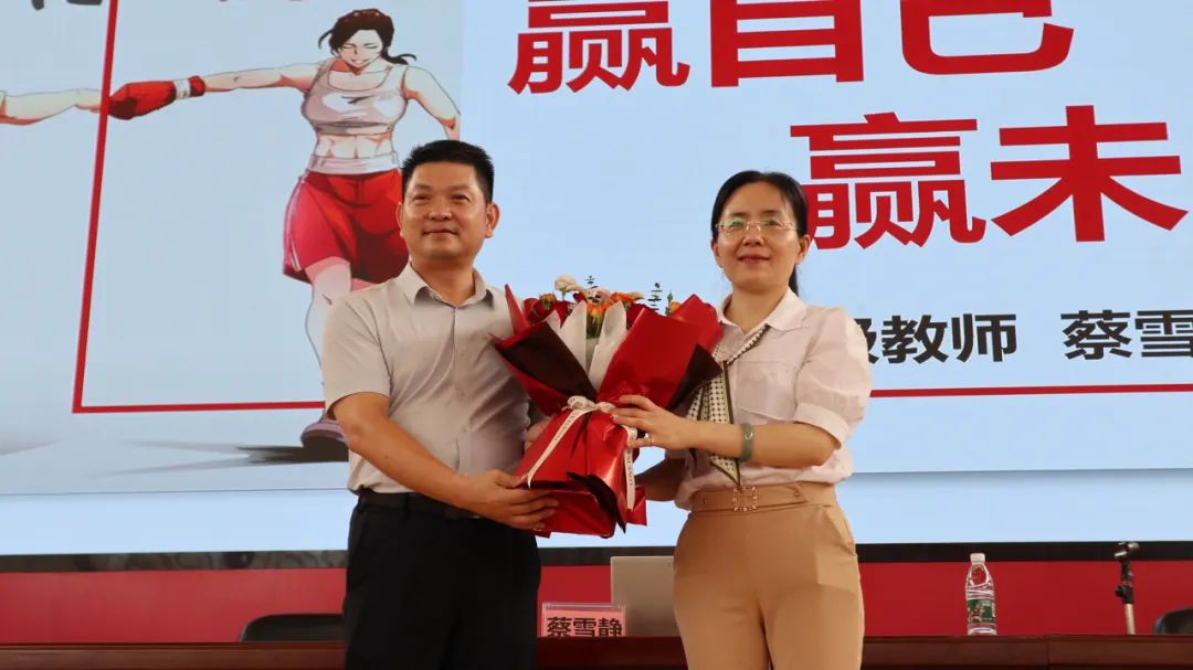 学海浩淼谁领风骚,携手专家共谋中考攻略 ——广西民族师范学院附属第二中学特邀正高级教师、广西特级教师蔡雪静入校开展专题讲座 第27张 学海浩淼谁领风骚,携手专家共谋中考攻略 ——广西民族师范学院附属第二中学特邀正高级教师、广西特级教师蔡雪静入校开展专题讲座 第27张