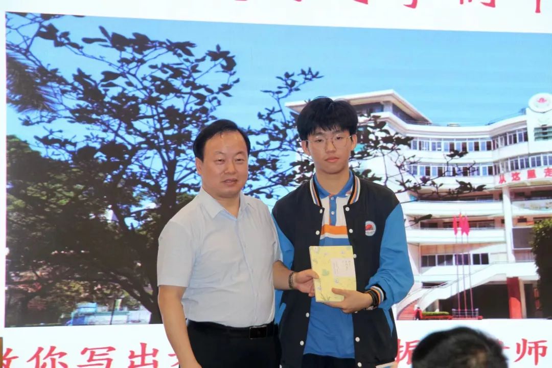 解密中考作文,助力初三学子——广东省小小说学会2024年“五进”活动第21场:陈振林走进广州市西关外国语学校 第5张