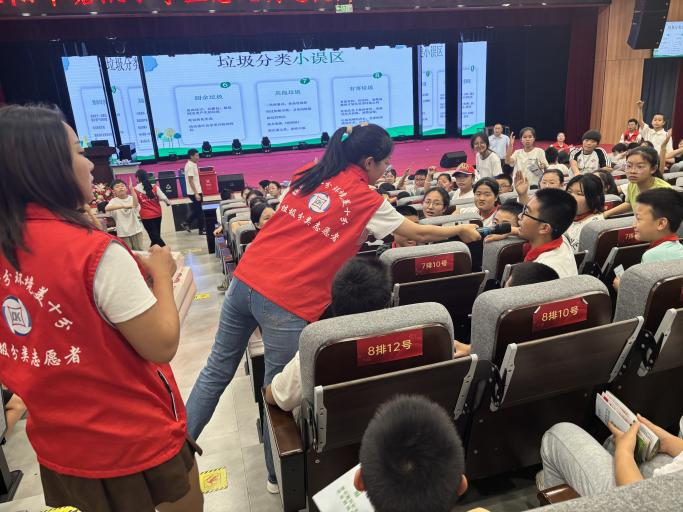分类在指尖  文明在心间——绵阳市塘汛小学生态文明进校园“垃圾分类”知识宣传活动 第9张