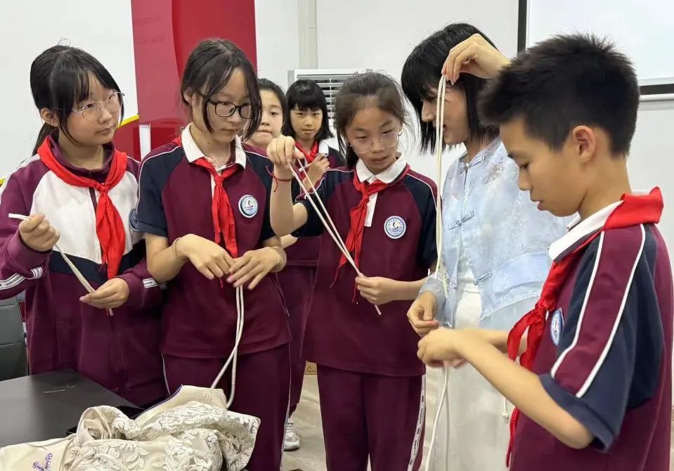 常青女装城(常熟)&莫城街道商城小学“新国风”服饰研学活动圆满举行! 第5张 常青女装城(常熟)&莫城街道商城小学“新国风”服饰研学活动圆满举行! 第5张