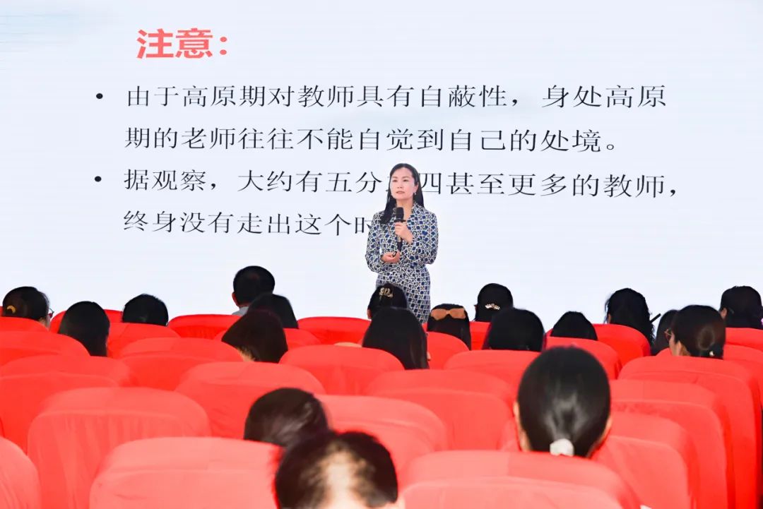 心中有梦想,脚下有力量——中原名师汪静小学语文工作室、中原名师培育对象徐红星小学语文工作室授牌仪式暨专题讲座侧记 第41张