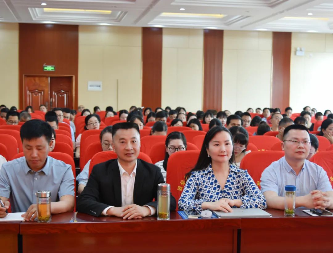 心中有梦想,脚下有力量——中原名师汪静小学语文工作室、中原名师培育对象徐红星小学语文工作室授牌仪式暨专题讲座侧记 第6张