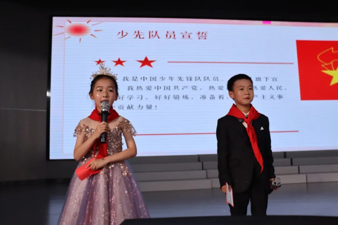 【凤栖小学•凤起德育】红领巾 心向党——德清县凤栖小学2023级少先队新队员入队仪式 第1张