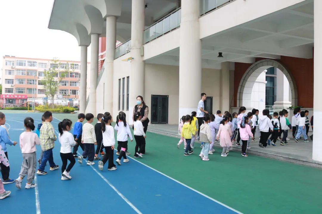 【全环境立德树人•观海动态】你好,小学——我园大班参观实验小学活动 第16张 【全环境立德树人•观海动态】你好,小学——我园大班参观实验小学活动 第16张