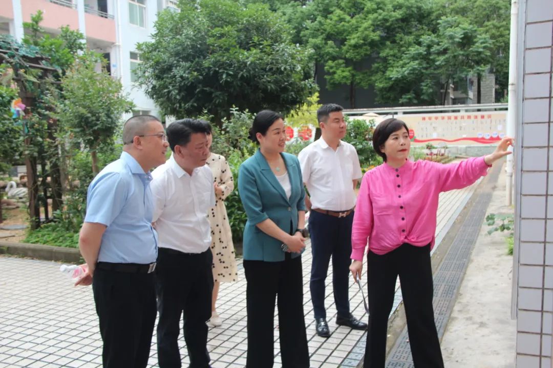 东郡小学迎接芙蓉区人大常委会伍艳飞主任以及 市、区人大代表一行调研视察 第4张 东郡小学迎接芙蓉区人大常委会伍艳飞主任以及 市、区人大代表一行调研视察 第4张