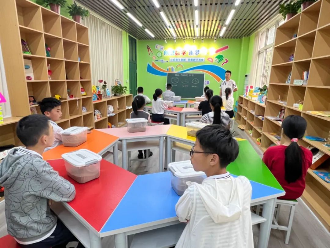 东郡小学迎接芙蓉区人大常委会伍艳飞主任以及 市、区人大代表一行调研视察 第13张 东郡小学迎接芙蓉区人大常委会伍艳飞主任以及 市、区人大代表一行调研视察 第13张