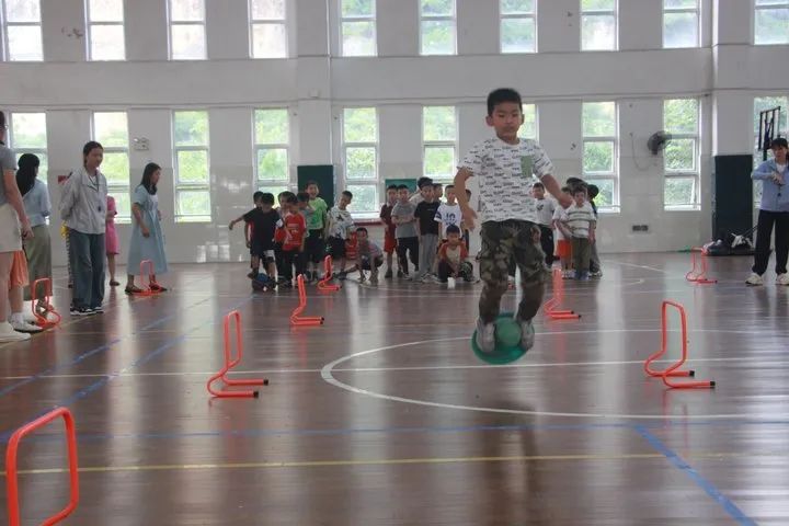 柳州市阳和第二小学2024年春季学期趣味运动会 第25张 柳州市阳和第二小学2024年春季学期趣味运动会 第25张