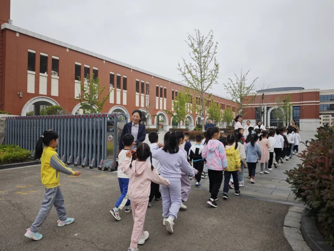 【全环境立德树人•观海动态】你好,小学——我园大班参观实验小学活动 第12张 【全环境立德树人•观海动态】你好,小学——我园大班参观实验小学活动 第12张