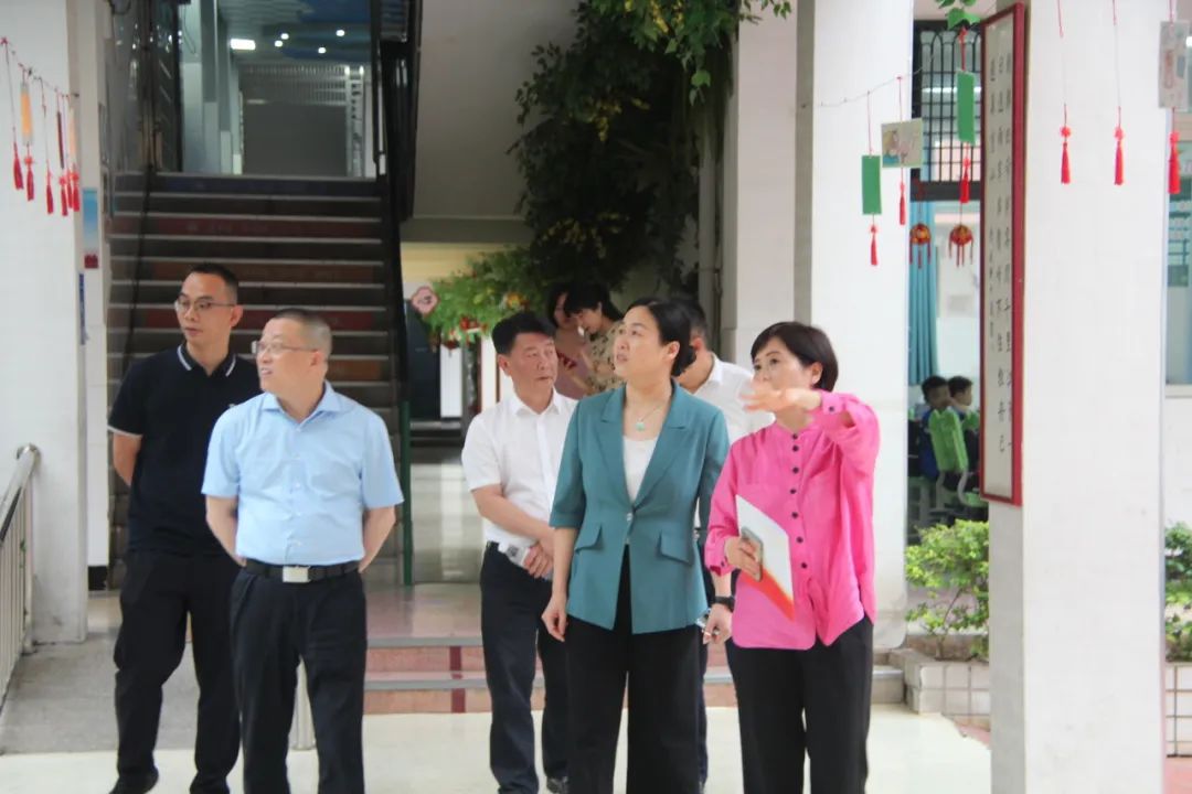 东郡小学迎接芙蓉区人大常委会伍艳飞主任以及 市、区人大代表一行调研视察 第5张 东郡小学迎接芙蓉区人大常委会伍艳飞主任以及 市、区人大代表一行调研视察 第5张