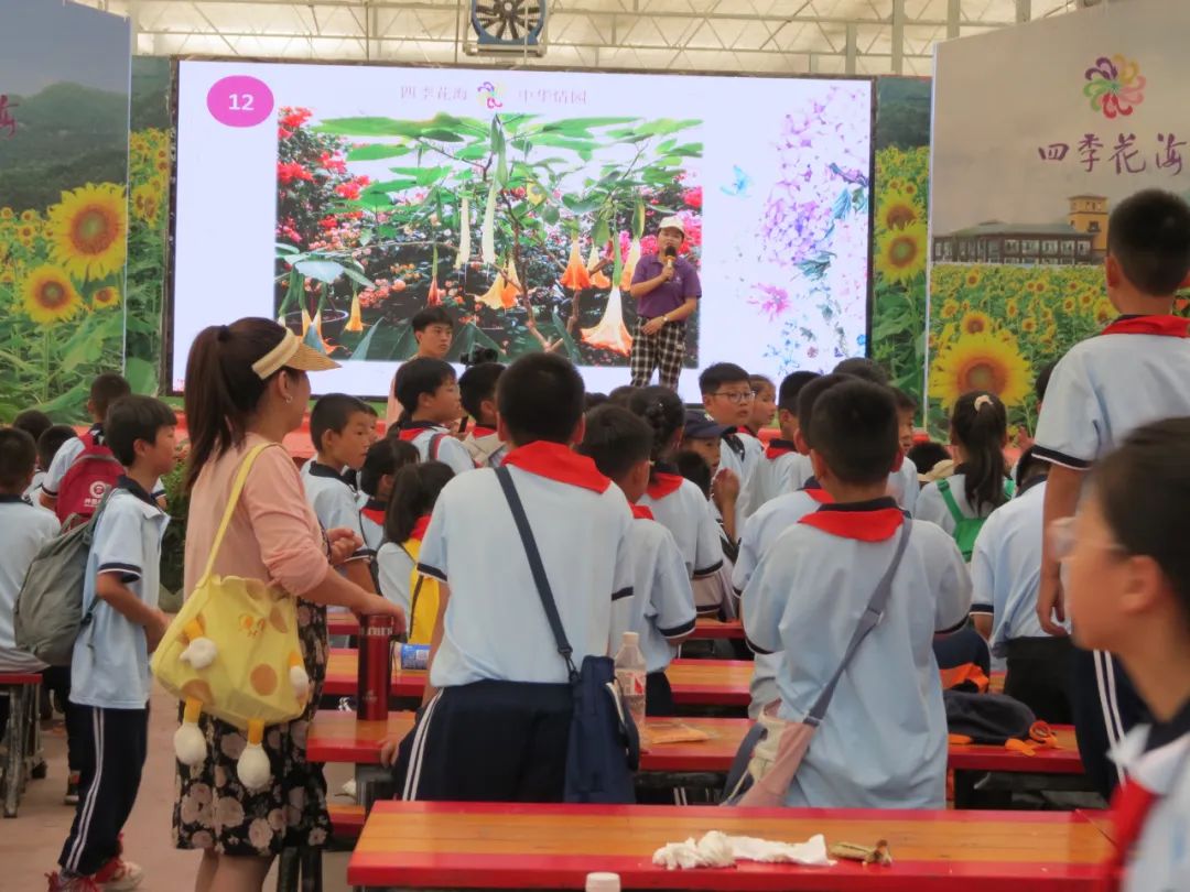 英山毕昇小学500多名师生到四季花海开展研学实践 第13张