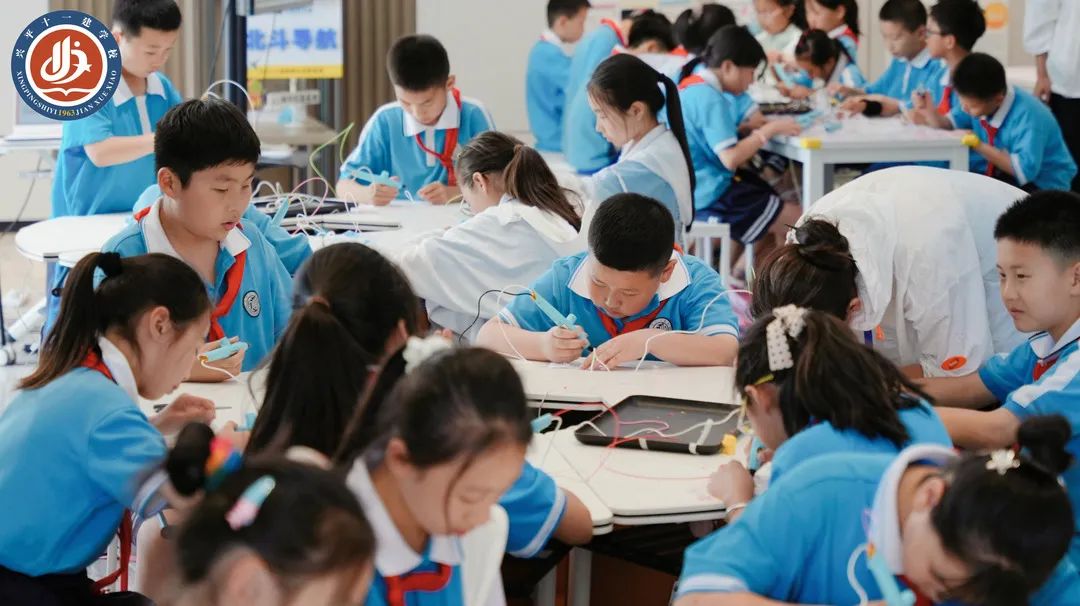 兴平十一建小学 ||【走进创客空间 探索科技奥秘】人工智能主题研学活动圆满完成! 第18张 兴平十一建小学 ||【走进创客空间 探索科技奥秘】人工智能主题研学活动圆满完成! 第18张