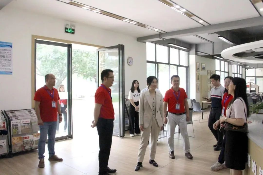 深情关爱暖人心,鼓舞士气助中考丨陈村镇领导到学校慰问初三级老师 第3张 深情关爱暖人心,鼓舞士气助中考丨陈村镇领导到学校慰问初三级老师 第3张