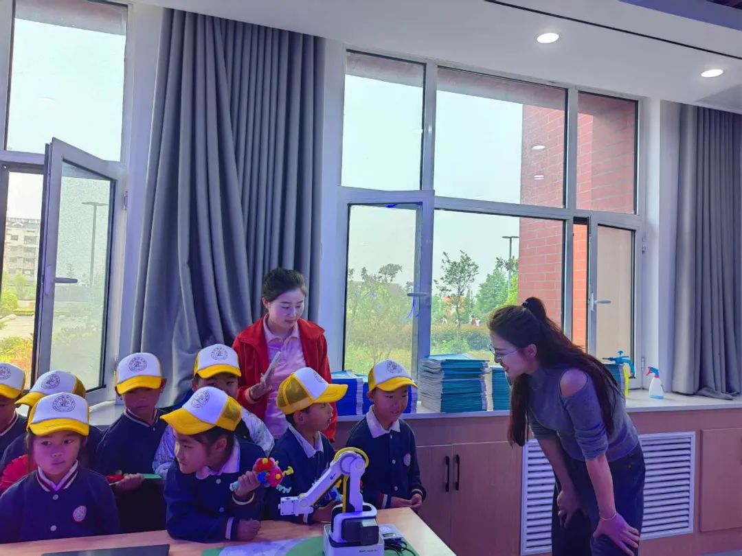 初夏“探”小学,一起“趣”成长 ——宁波路学校迎接宁波路幼儿园小朋友到校参观 第25张 初夏“探”小学,一起“趣”成长 ——宁波路学校迎接宁波路幼儿园小朋友到校参观 第25张