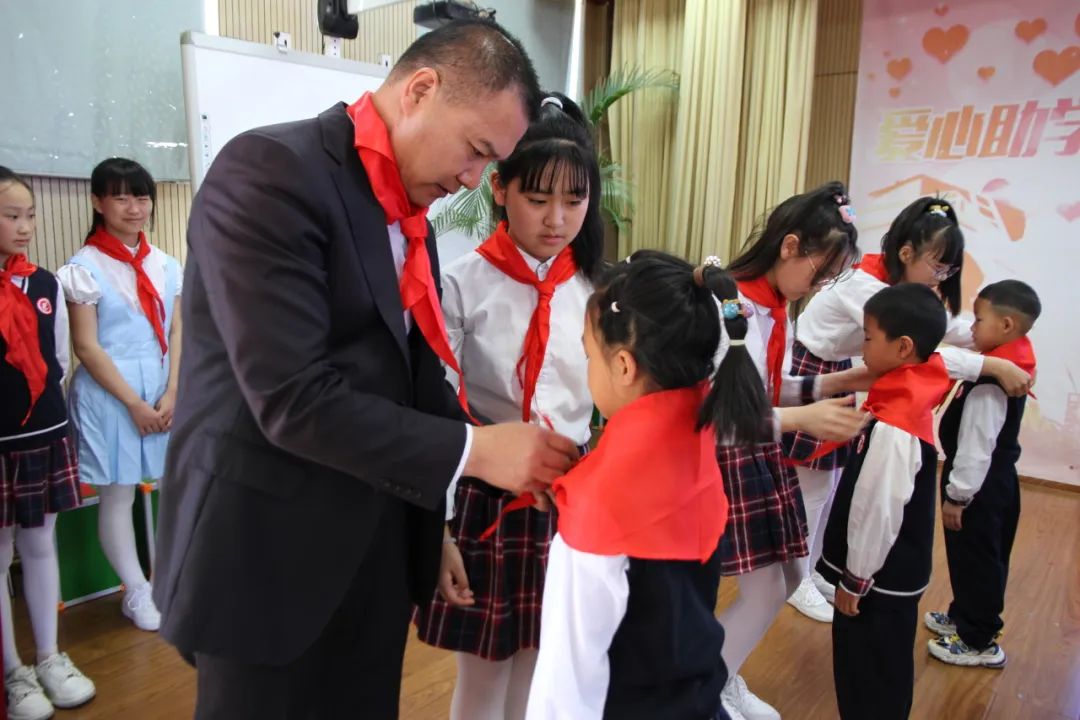 【柳河县胜利小学】“我和祖国共成长”一年级分批入队仪式 第17张 【柳河县胜利小学】“我和祖国共成长”一年级分批入队仪式 第17张