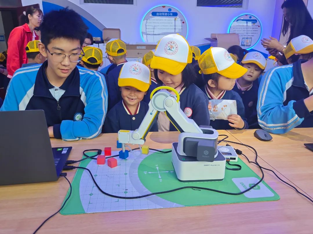 初夏“探”小学,一起“趣”成长 ——宁波路学校迎接宁波路幼儿园小朋友到校参观 第26张 初夏“探”小学,一起“趣”成长 ——宁波路学校迎接宁波路幼儿园小朋友到校参观 第26张