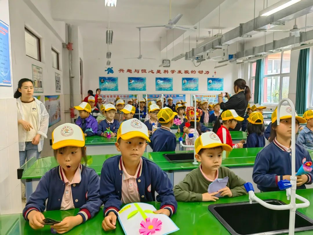 初夏“探”小学,一起“趣”成长 ——宁波路学校迎接宁波路幼儿园小朋友到校参观 第22张 初夏“探”小学,一起“趣”成长 ——宁波路学校迎接宁波路幼儿园小朋友到校参观 第22张