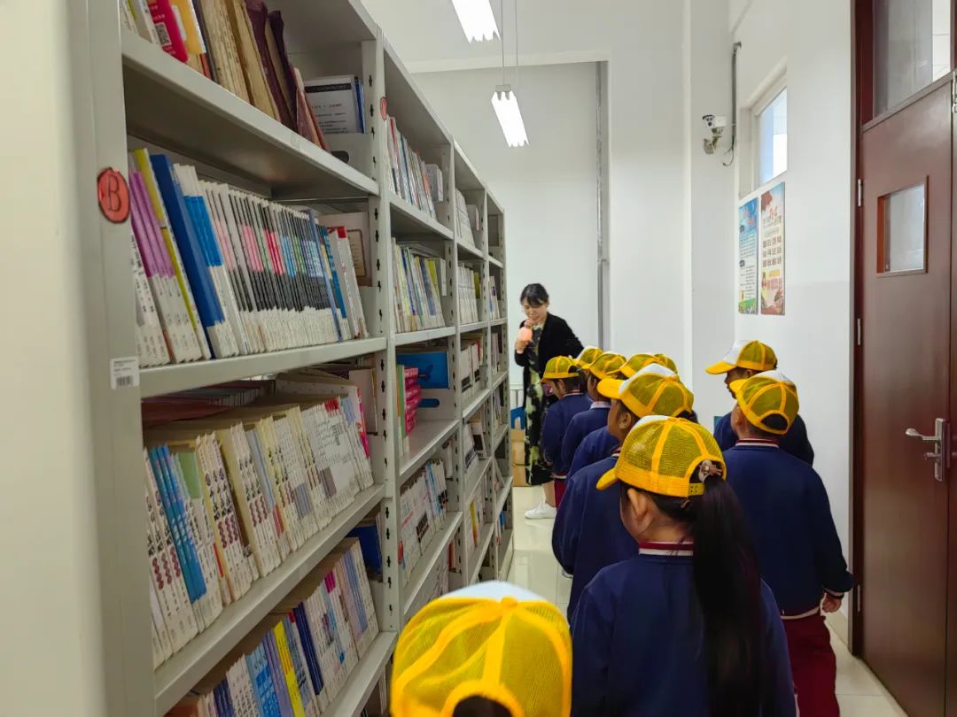 初夏“探”小学,一起“趣”成长 ——宁波路学校迎接宁波路幼儿园小朋友到校参观 第18张 初夏“探”小学,一起“趣”成长 ——宁波路学校迎接宁波路幼儿园小朋友到校参观 第18张