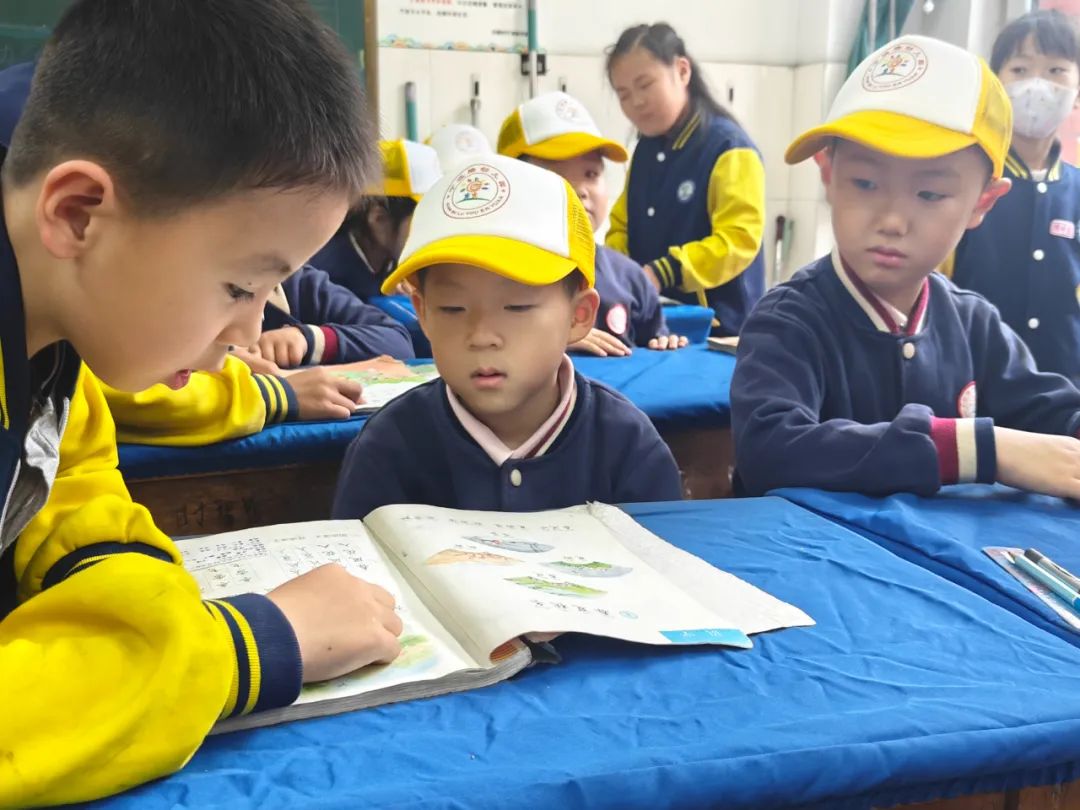 初夏“探”小学,一起“趣”成长 ——宁波路学校迎接宁波路幼儿园小朋友到校参观 第38张 初夏“探”小学,一起“趣”成长 ——宁波路学校迎接宁波路幼儿园小朋友到校参观 第38张