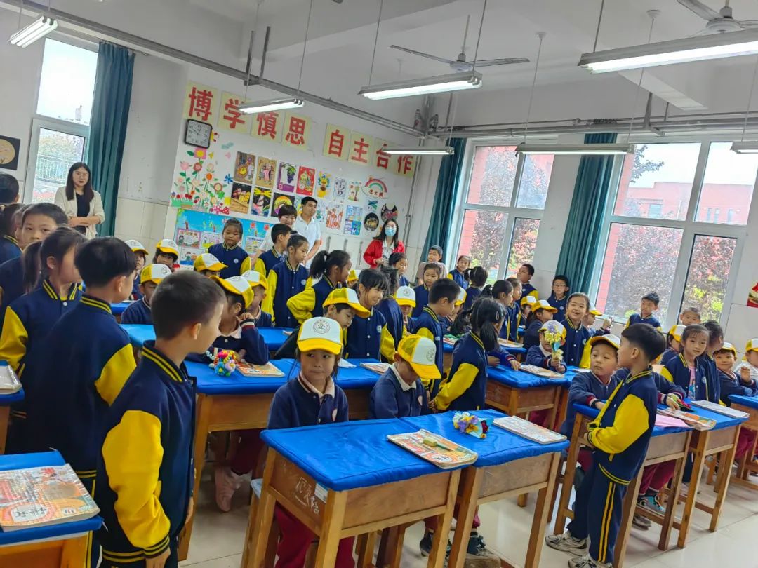 初夏“探”小学,一起“趣”成长 ——宁波路学校迎接宁波路幼儿园小朋友到校参观 第39张 初夏“探”小学,一起“趣”成长 ——宁波路学校迎接宁波路幼儿园小朋友到校参观 第39张