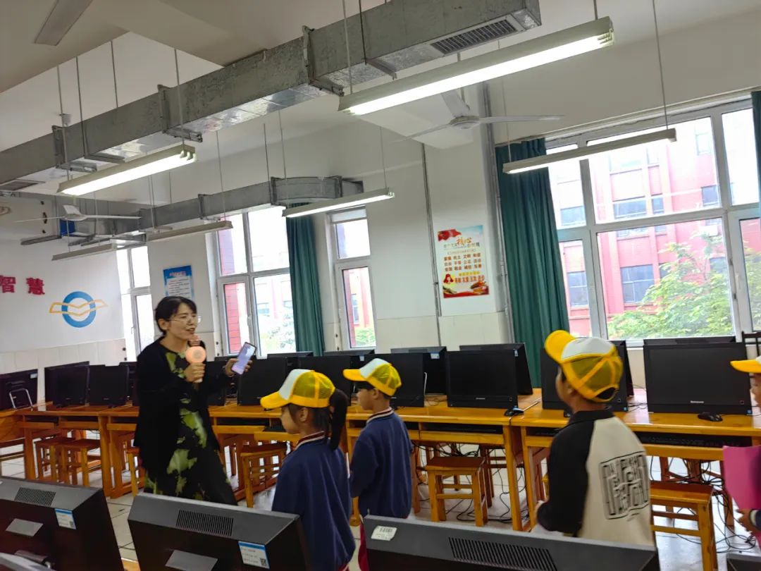 初夏“探”小学,一起“趣”成长 ——宁波路学校迎接宁波路幼儿园小朋友到校参观 第17张 初夏“探”小学,一起“趣”成长 ——宁波路学校迎接宁波路幼儿园小朋友到校参观 第17张