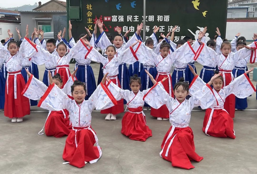 沈家屯小学:举行“我与唐诗共成长”诵读活动 第3张 沈家屯小学:举行“我与唐诗共成长”诵读活动 第3张