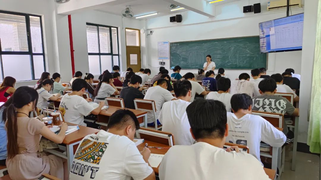 备战2025年3+证书高职高考辅导班,0基础提分效果显示,公办大学上课 第7张