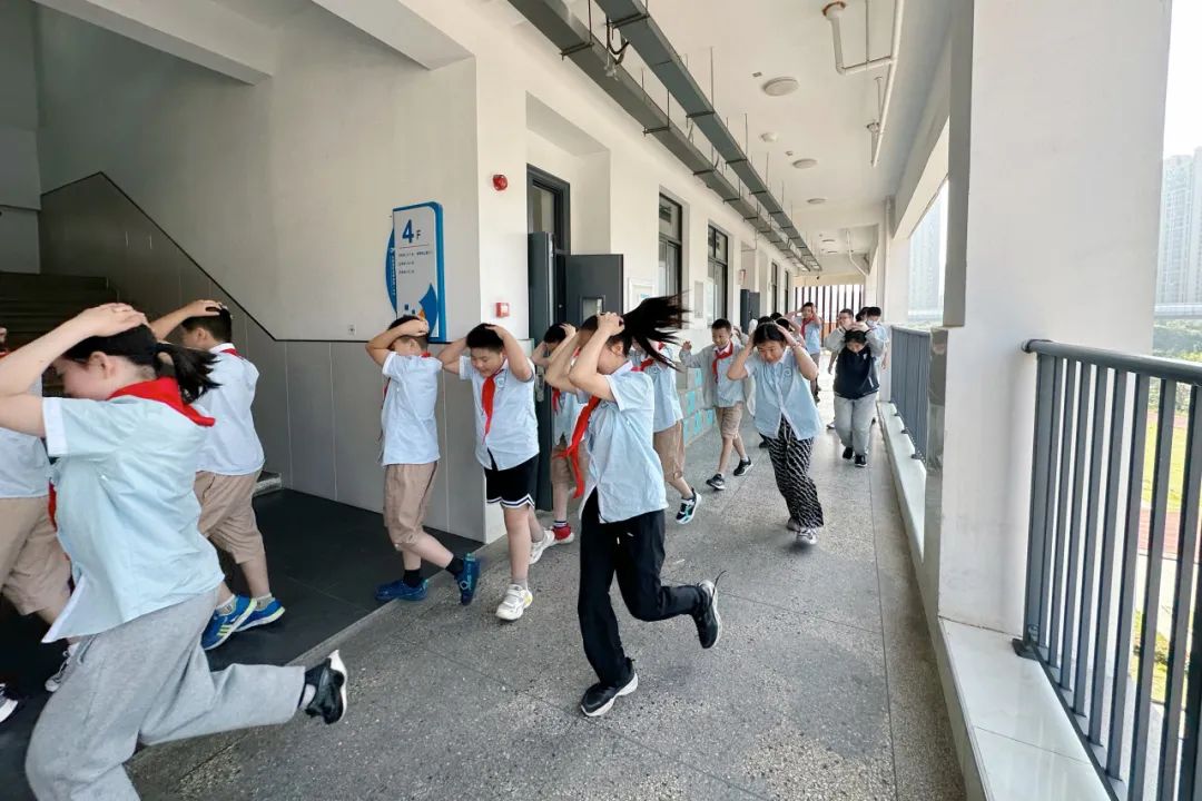 人人讲安全 个个会应急——金银湖第二小学(马池小学)应急消防演练 第7张