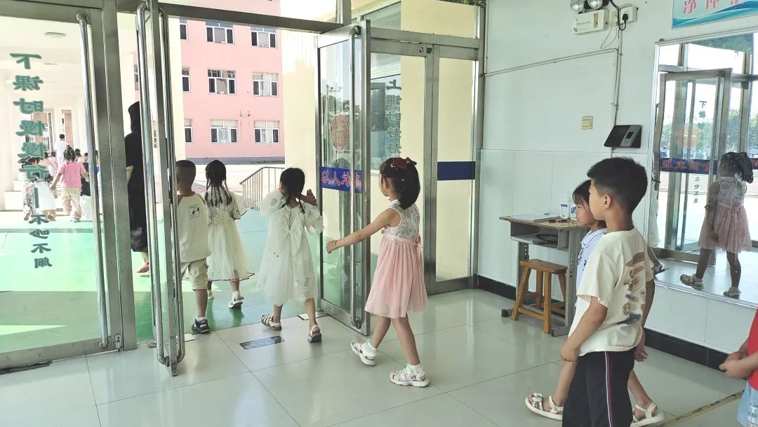 【幼小衔接】大白庄小学联合大白庄镇中心幼儿园开展了“探秘小学,快乐衔接”的活动 第13张 【幼小衔接】大白庄小学联合大白庄镇中心幼儿园开展了“探秘小学,快乐衔接”的活动 第13张