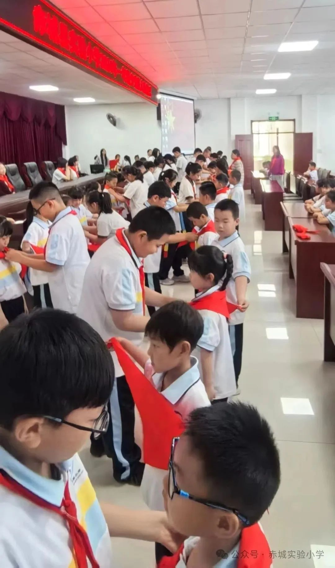 【实验小学和雅教育】----赤城县实验小学一年级新队员入队仪式 第10张 【实验小学和雅教育】----赤城县实验小学一年级新队员入队仪式 第10张