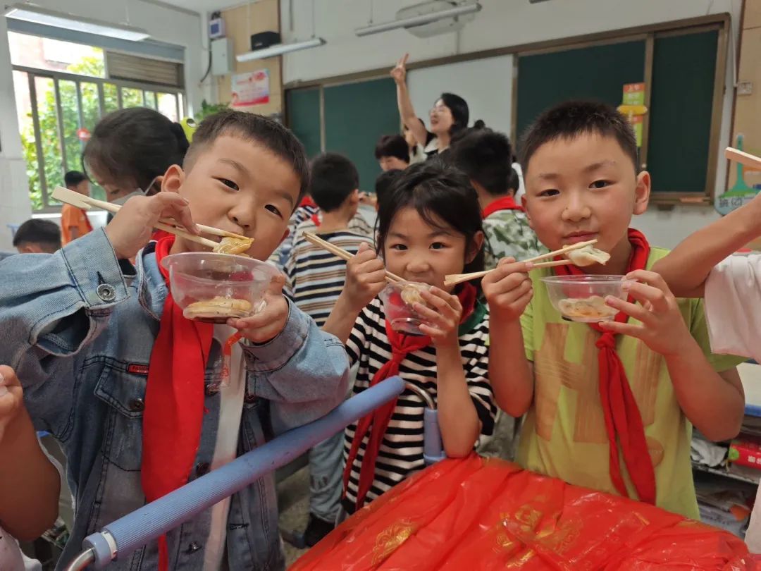 【黄杨梅小学 | 班级风采】黄杨梅小学202班包馄饨体验课 第20张