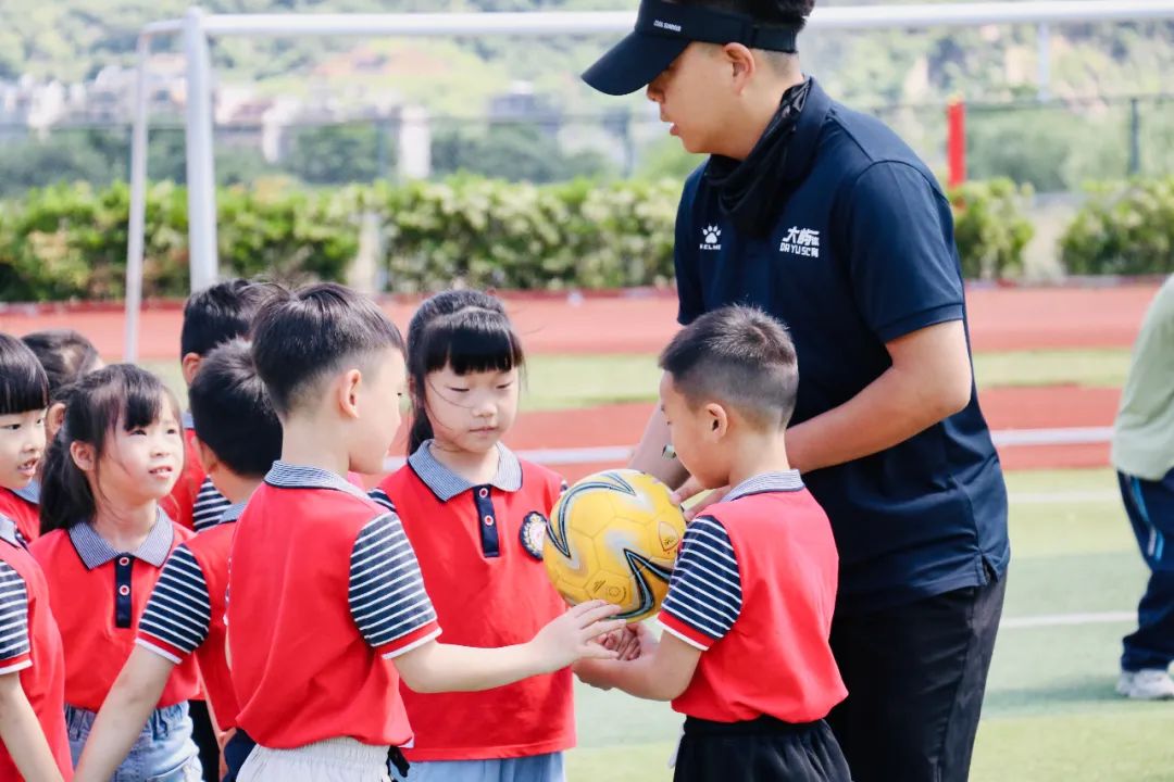 探秘小学 筑梦成长|玉环市红蜻蜓幼儿园到我校参观体验 第6张