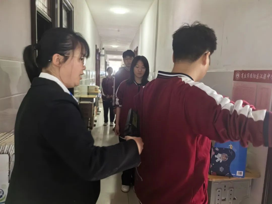 河南开启高考“无声入场”模拟!携带这些物品将无法进入考场! 第6张 河南开启高考“无声入场”模拟!携带这些物品将无法进入考场! 第6张