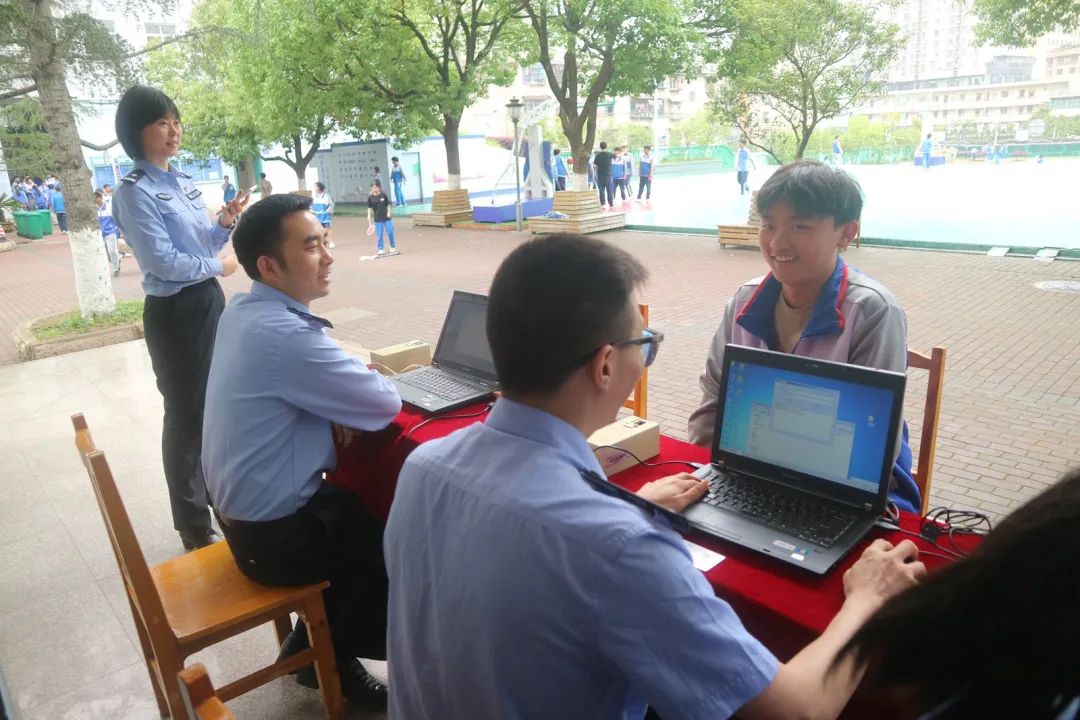 高考倒计时,云岩公安把户籍窗口“搬”进了校园…… 第4张 高考倒计时,云岩公安把户籍窗口“搬”进了校园…… 第4张