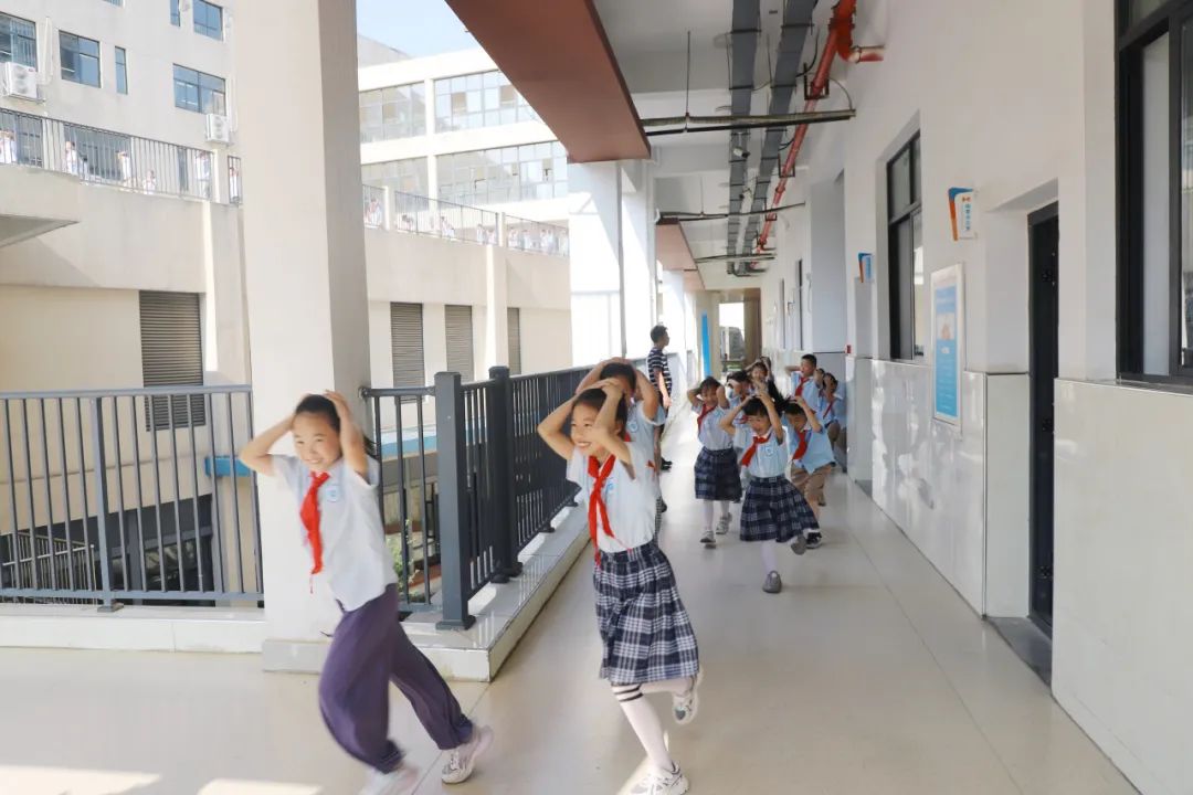 人人讲安全 个个会应急——金银湖第二小学(马池小学)应急消防演练 第8张