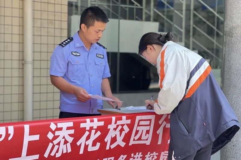 高考倒计时,云岩公安把户籍窗口“搬”进了校园…… 第2张 高考倒计时,云岩公安把户籍窗口“搬”进了校园…… 第2张