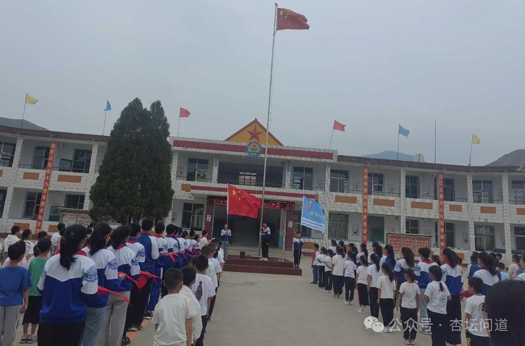 郝街小学举行“红领巾 爱祖国 争做好队员”新队员入队仪式 第2张