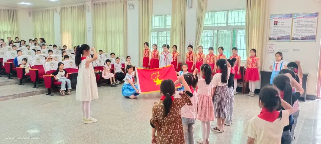 汉阴县平梁镇中心小学隆重举行少先队新队员入队仪式 第3张